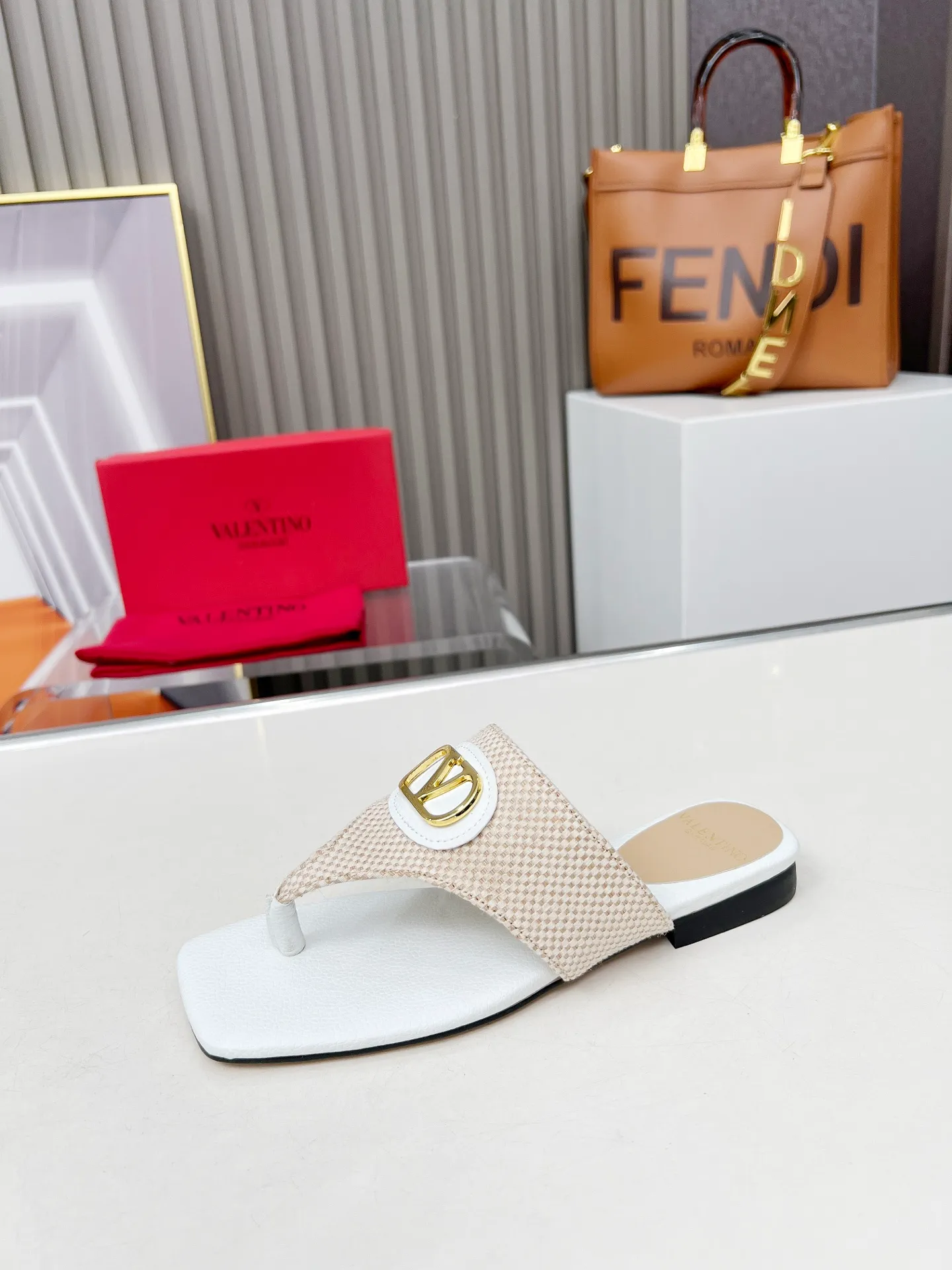 👟👟Ex-factory price 340👟👟 Genuine leather sole +30 Valentino, 25 new spring and summer Valentino color-blocked flat flip flops, sizes 35-43, leather sole +30